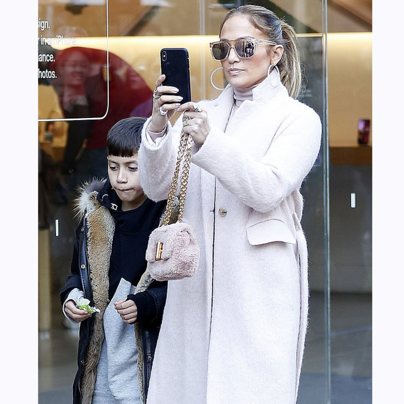 النجمة جنيفر لوبيز ‏‎ Jennifer Lopezبرفقة أولادها وحبيبها ألكيس رودريجيز