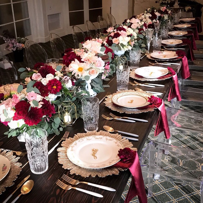 طاولات الزفاف مزينة بثيم الزفاف باللون النبيتي