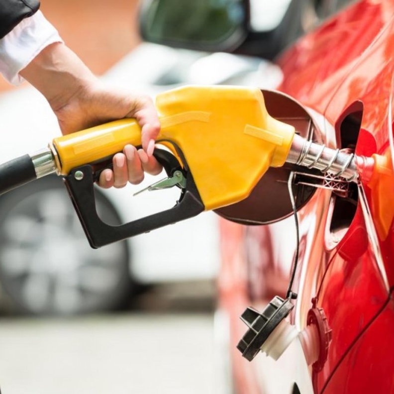 حدد موقع أنبوب أو خرطوم تفريغ الوقود في داخل السيارة ويمكنك القيام بذلك بالاستعانة بدليل