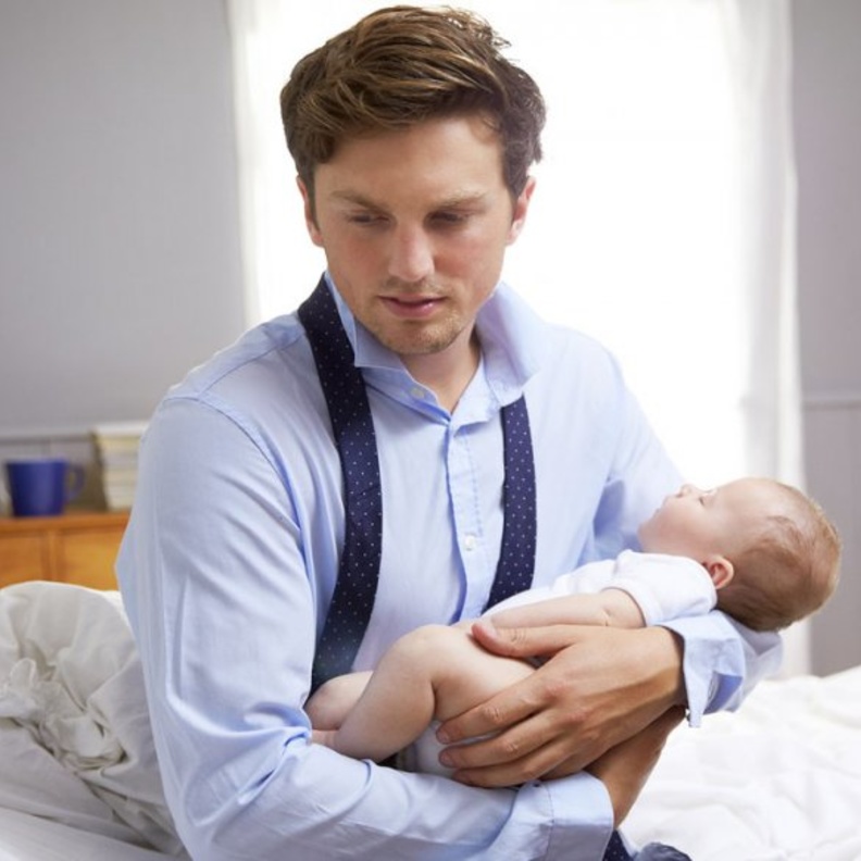 كيف تتعامل الزوجة مع زوجها بعد الإنجاب مباشرة 