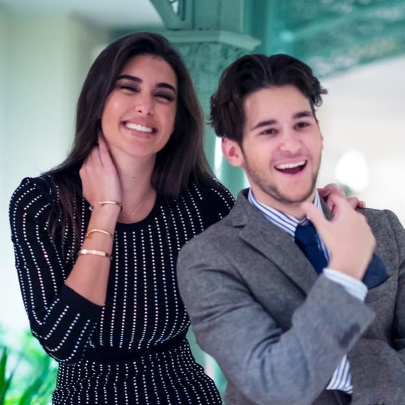 ياسمين صبري بلقطة مرحة مع شقيقها