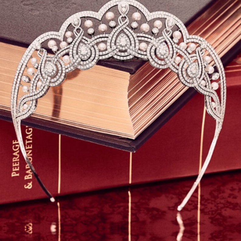 الملكة اليزابيث ترتدي تاج the Girls of Great Britain and Ireland Tiara