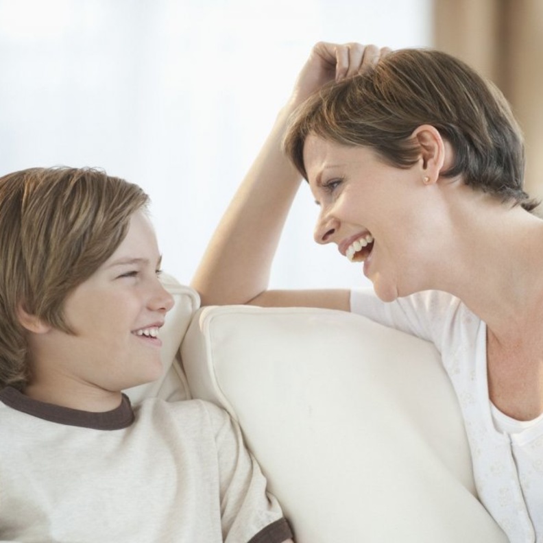 كيف تتحدث الأم مع ابنها عن البلوغ وهل يجب أن يتدخل الأب