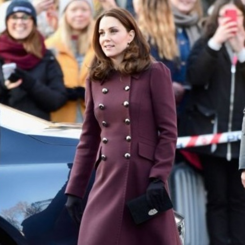  المعاطف للأسلوب اليومي تختارته كيت ميدلتون في الشتاء وتنسقه مع القفازات
