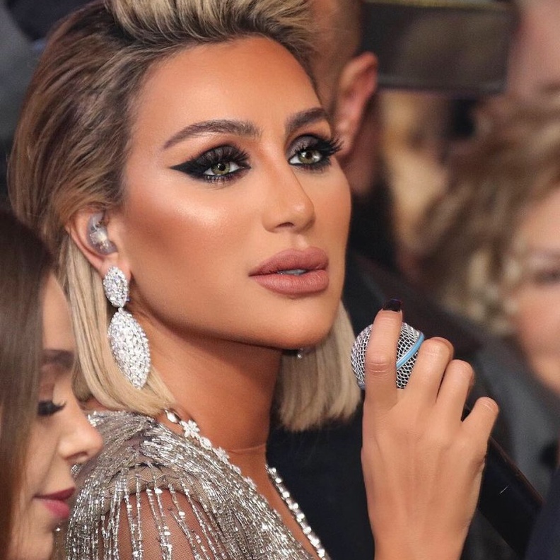 نوال الزغبي بالمكياج الذهبي