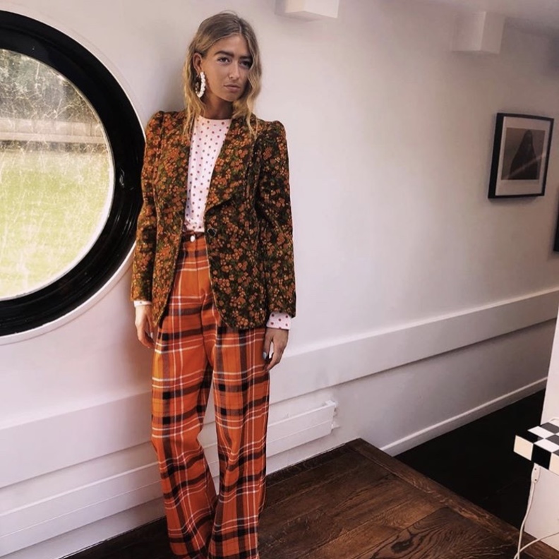 البليزر المفصل بنقش الكاروه بألوان مبهجة