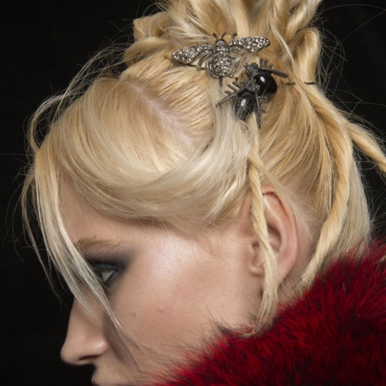 تسريحات شعر مع أكسسوار الباند المزخرف من Prabal Gurung