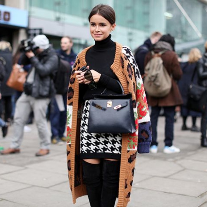 الكارديغان الأبيض الطويل بأسلوب جذاب وكاجوال مع الجينز والوشاح بنقشة الكارو