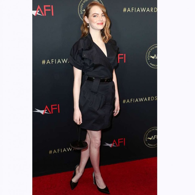 Rachel Brosnahan تألقت بطقم حريري من تصميم Cushnie باللون الأخضر الزمردي