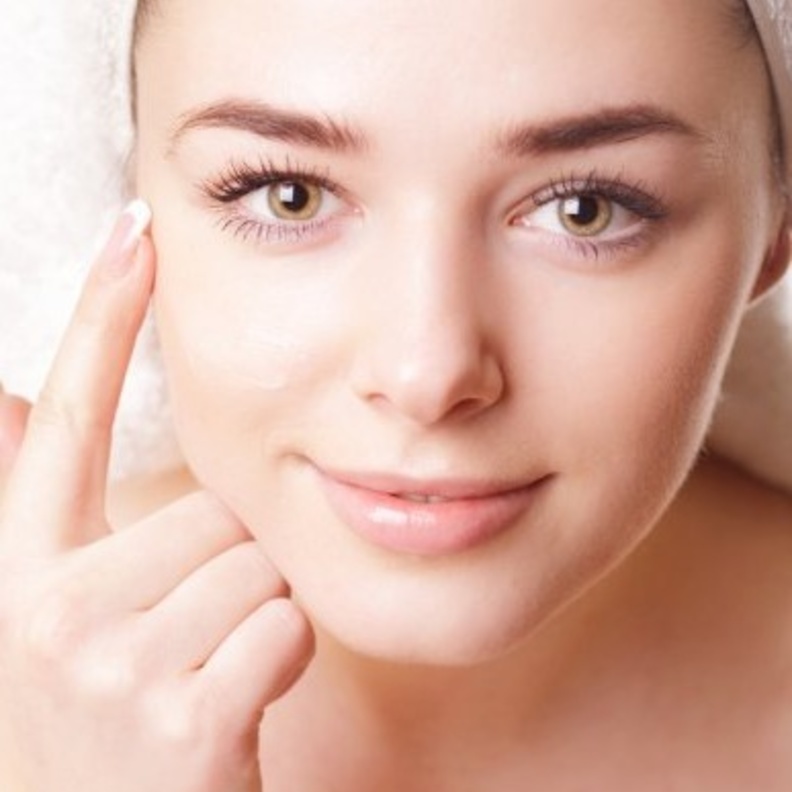 تعلمي طرق تنظيف الوجه بالبخار في المنزل