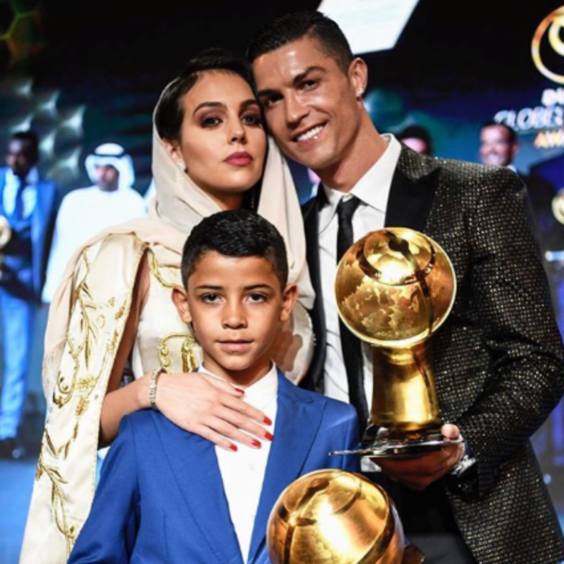 خطيبة كريستيانو رونالدو وابنه