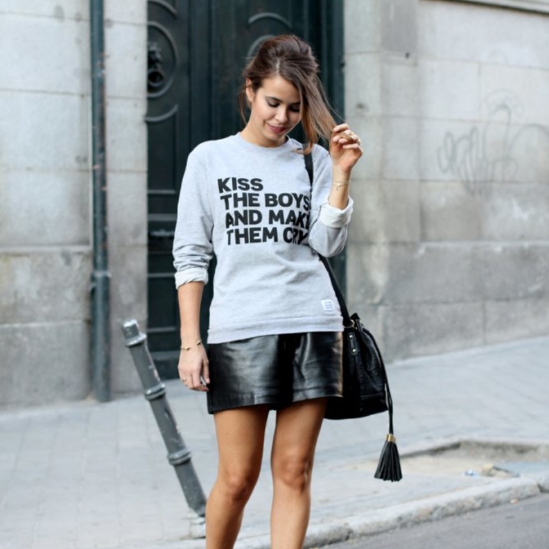 لاطلالة مريحة اعتمدي السويتشيرت مع بنطلون فضفاض