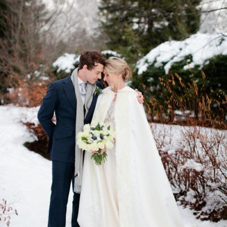 اصطحبي معك معطفا يتناسب مع الفستان حتى ولو يكن باللون الابيض