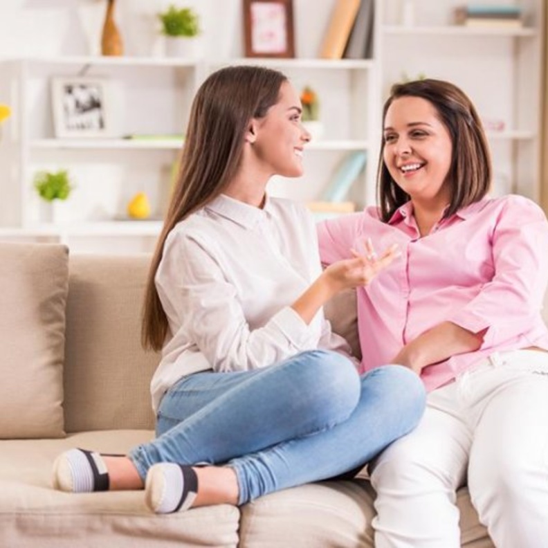 كيف تتعامل الأم مع ابنتها التي وقعت في الحب