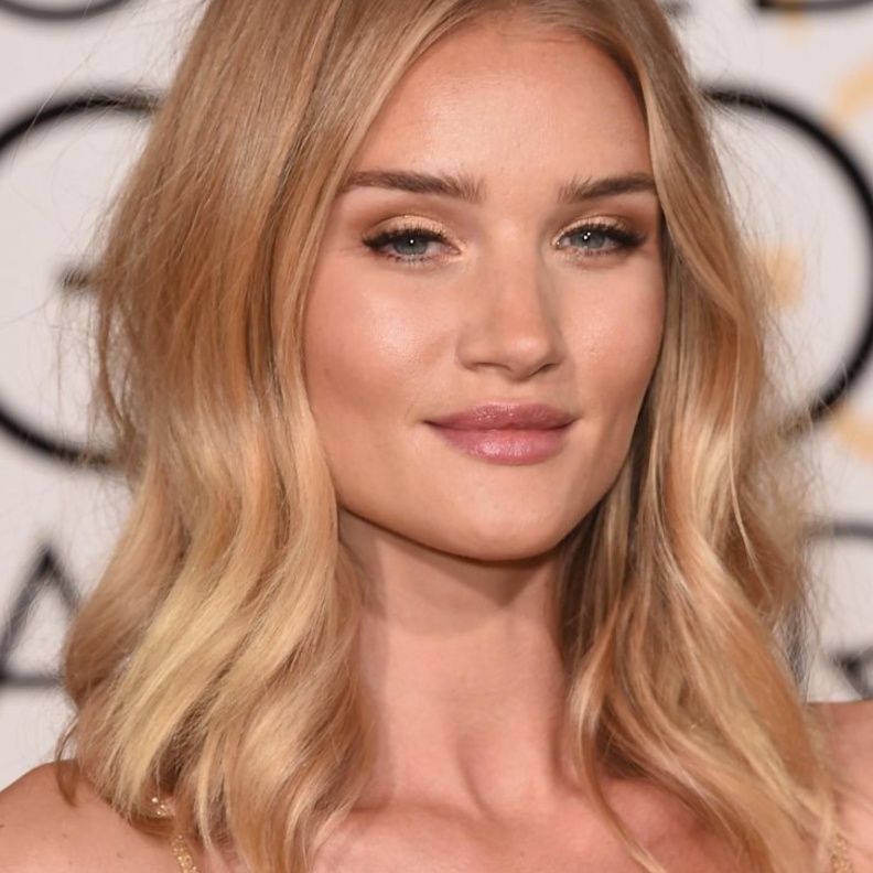 إطلالاة إميليا كلارك الجمالية العام الماضي