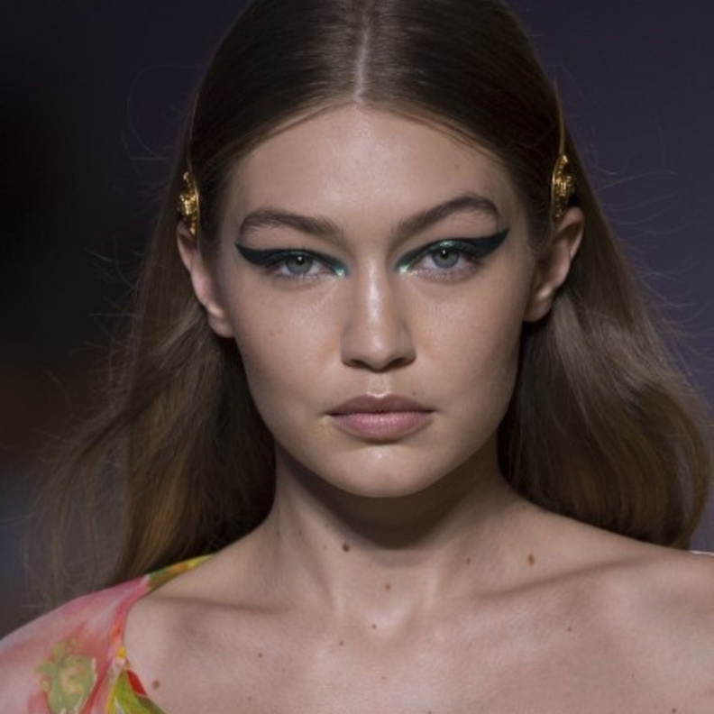  رسمات الآيلاينر المجنحة‎ ‎في عرض فرساتشي ‏Versace