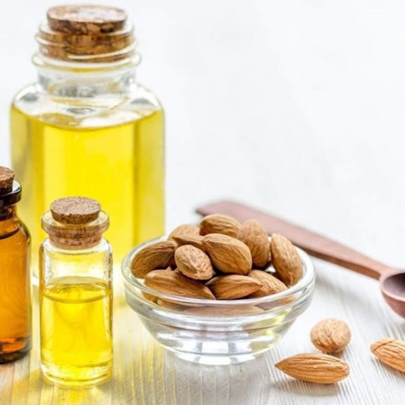  زيت اللوز المر علاج فعال للبواسير.