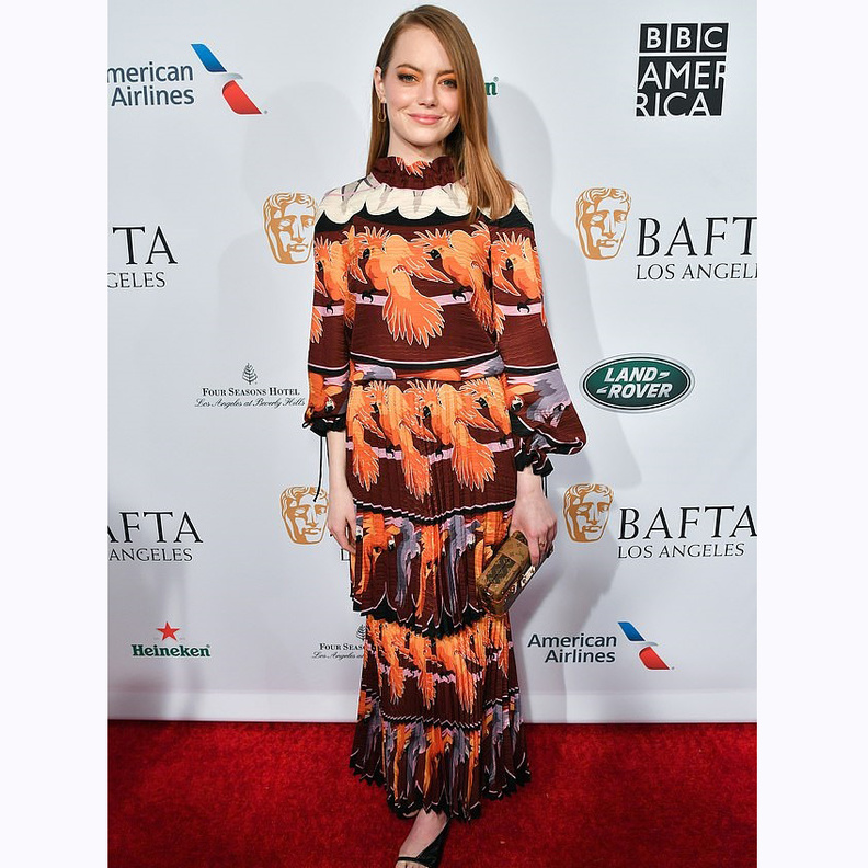 ارتدت ‏EMILY BLUNT‏ فستان أسود واسع مع النقاط البيضاء البارزة وصيحة أكمام الموسلين الشفافة ‏والواسعة