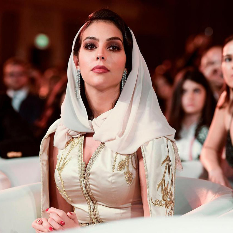 إطلالة جورجينا رودريغيز في دبي بموضة الفقطان الذهبي