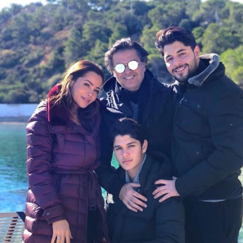 راغب علامة مع عائلته في اليونان 