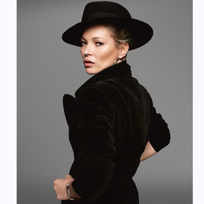  أتقنت كايت تنسيق البليزر الرسمي القصير مع فستان السهرة البراق