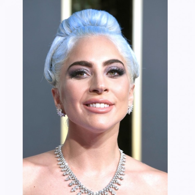 مكياج طبيعي مع تسريحة الشعر المرفوع أكسسوار الشرائط من اختيار Nicole Kidman