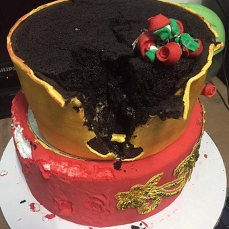 كعكة زفاف مزيفة تقود عروس وضيوفها إلى الشرطة