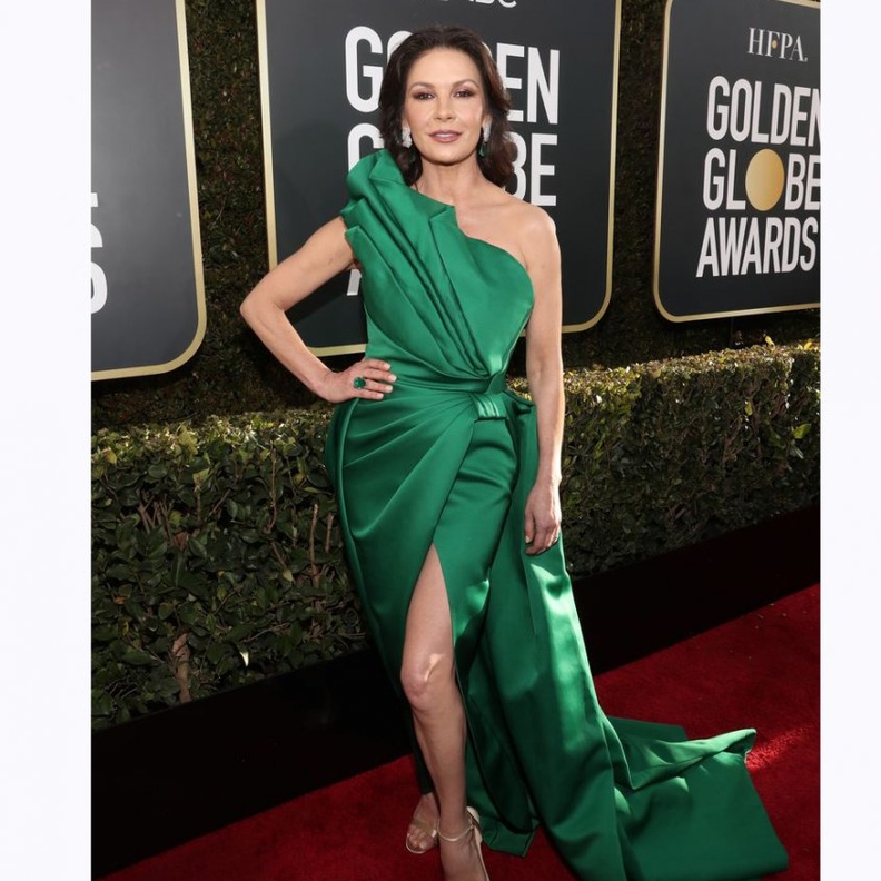 ‏ أناقة ‏Melissa McCarthy‏ بفستان بنفسجي من توقيع ‏Reem Acra