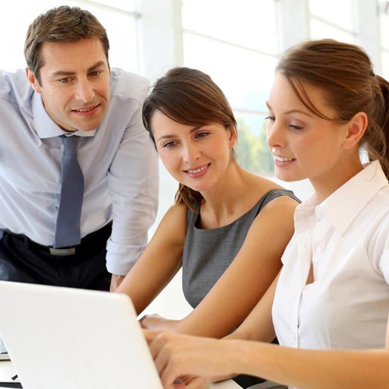 قواعد يجب ان تتبعها المرأة عند النقاش مع زملاء العمل