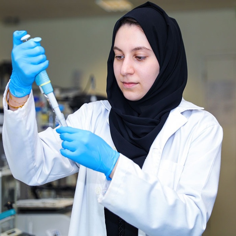  الباحثة الإماراتية أميرة المنصوري