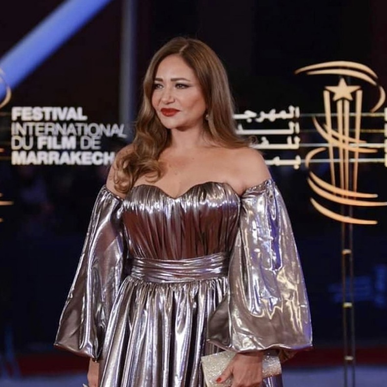 اعتمدي اسلوب ليلى علوي للسهرات بفستان قصير من الامام وطويل من الخلف