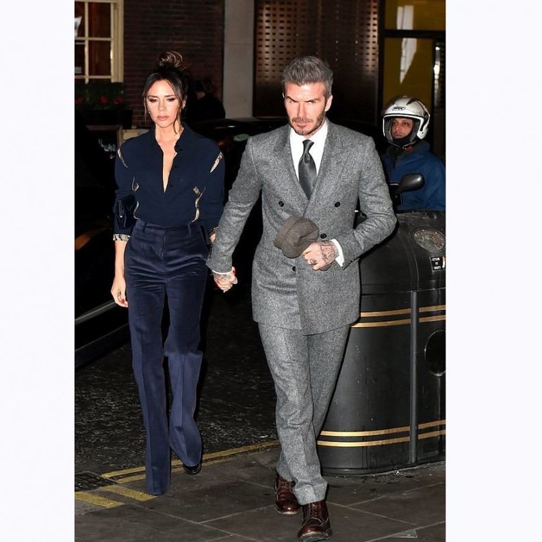 فيكتوريا بيكهام ‏Victoria Beckham‏ ترتدي البنطلون ‏الأزرق الفاتح