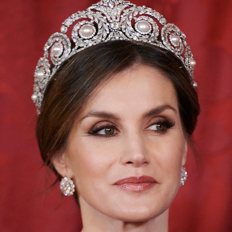 الملكة اليزابيث ترتدي تاج Vladimir Tiara.