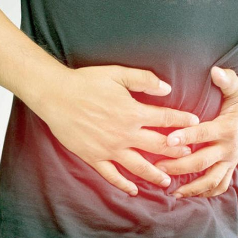  آلام المعدة و الانتفاخ من أعراض سرطان القولون