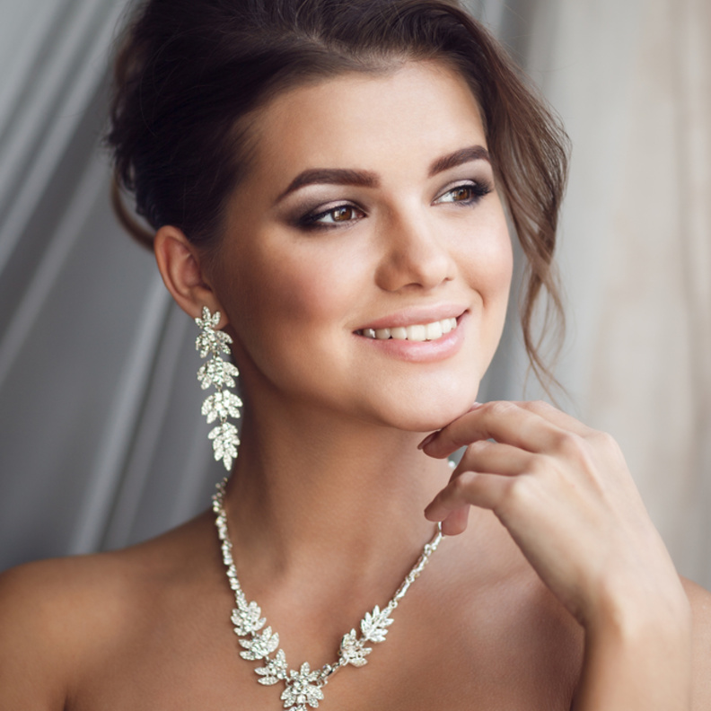 عقد تزينه الاحجار الملونة من بولغاري Bulgari