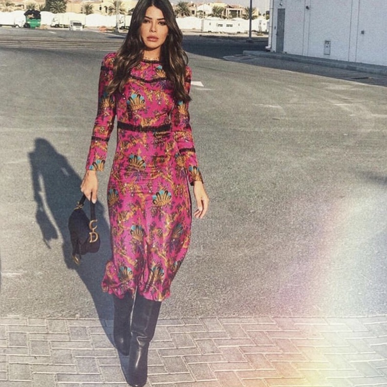 العنود بدر بإطلالة أنيقة ومثالية بفستان ميدي مع اكسسوارات دارجة.