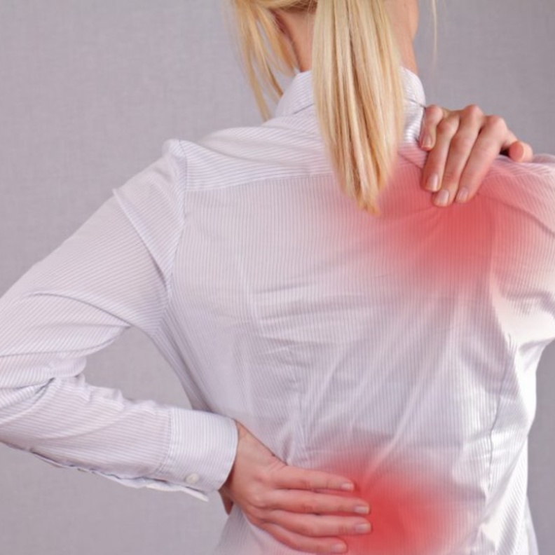 الجلوس الخاطئ أو المشي يسبب آلام في الظهر والكتف