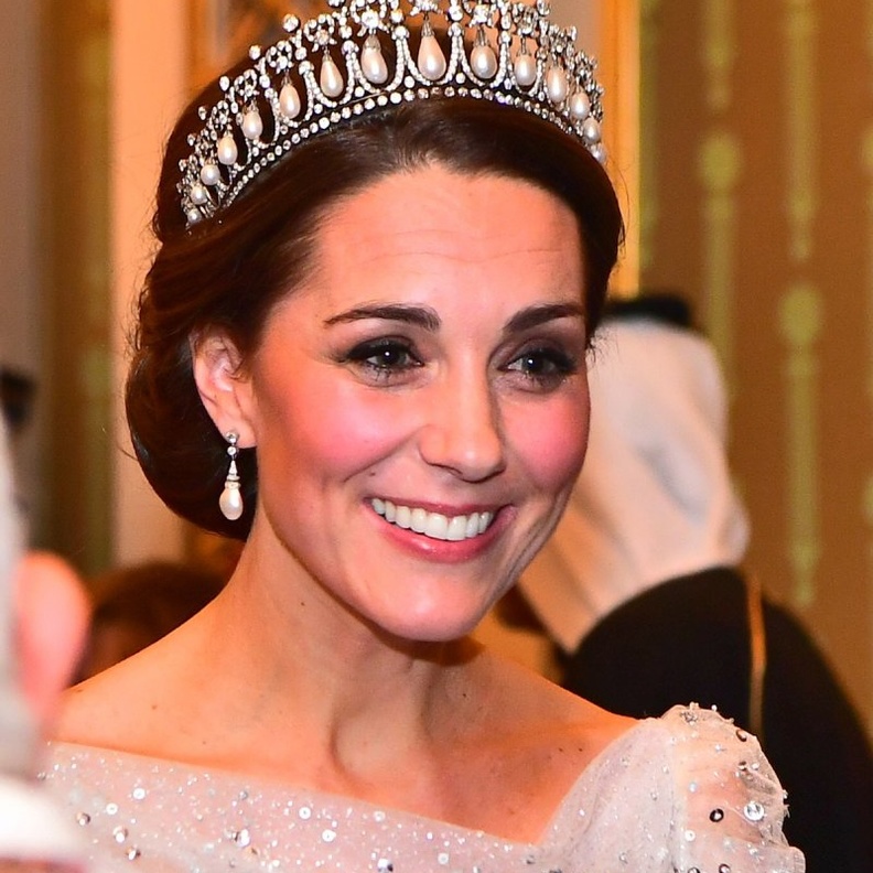 تاج كيت ميدلتون باللؤلؤ 