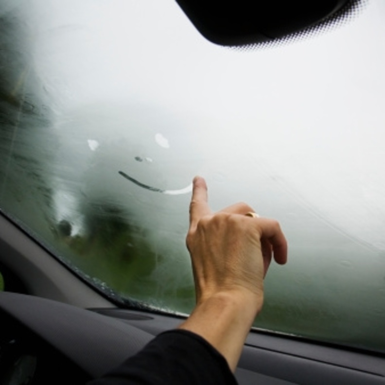 نصائح للتعامل مع الضباب الذي يغطي نوافذ السيارات