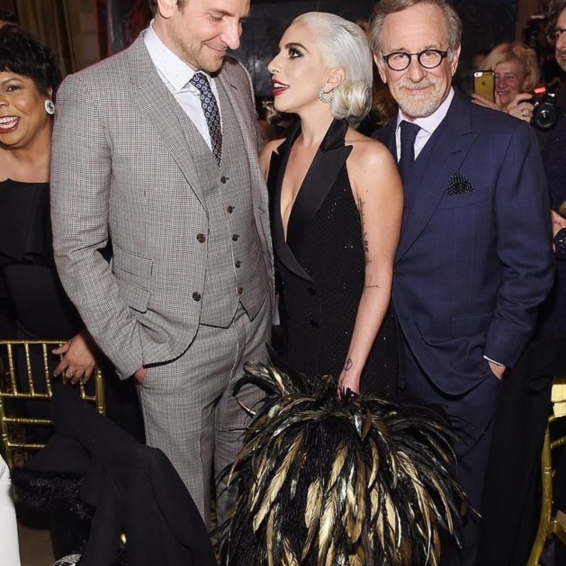 لقطة طريفة تظهر ستيفن سبيلبرغ مستعد للتصوير بينما ليدي غاغا وبرادلي كوبر مشغولان بحديث جانبي