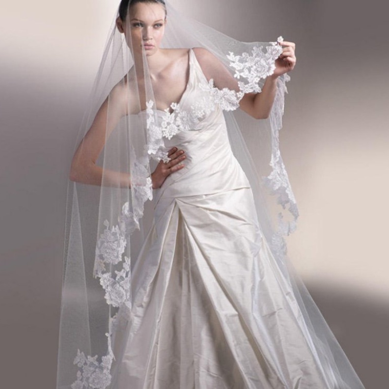 الطرحة الخليجية تتميز بطولها الى اسفل الجسم