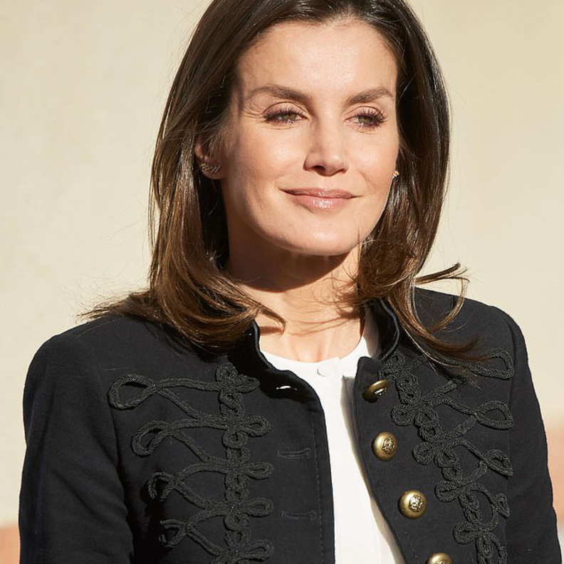  الملكة ليتيزيا في إطلالة "موفرة" جديدة بالألوان الأحادية