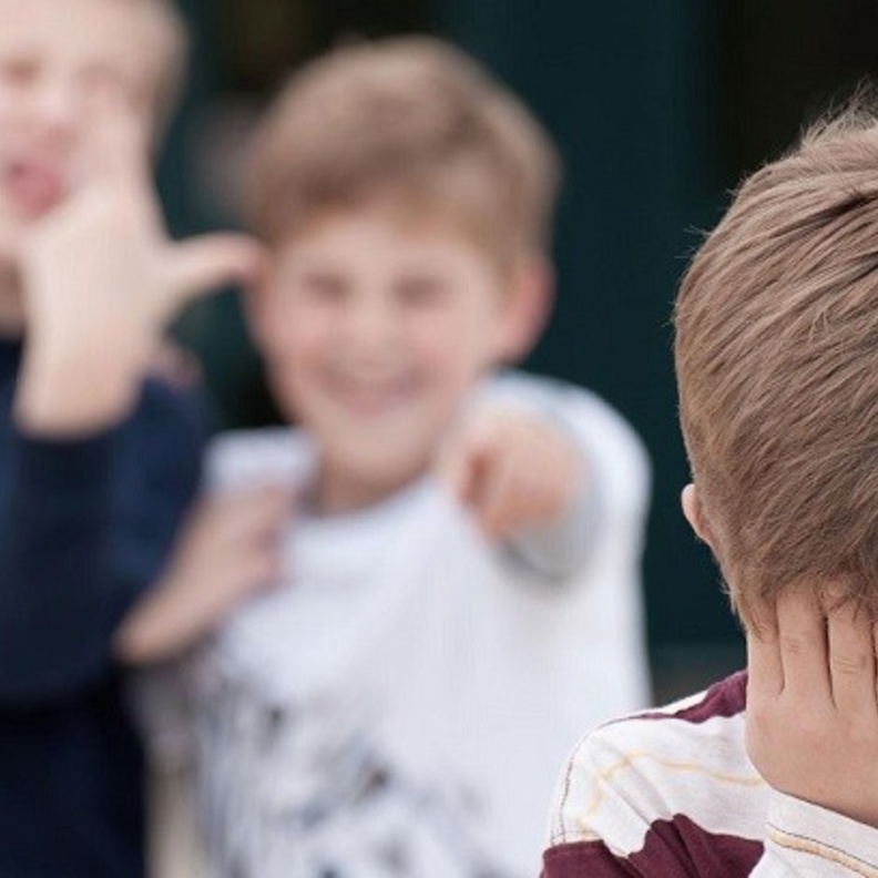 نصائح للأم التي يعاني طفلها من السخرية من سلوكه أو شكله 