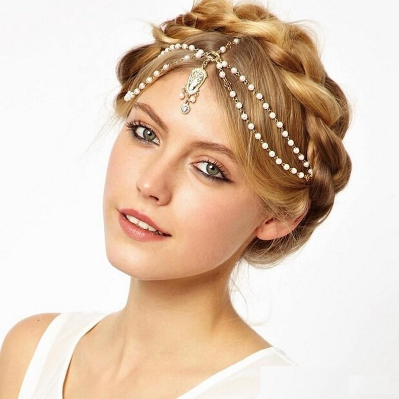 الاكسسوارات الكريستالية تزيد التسريحة أناقة