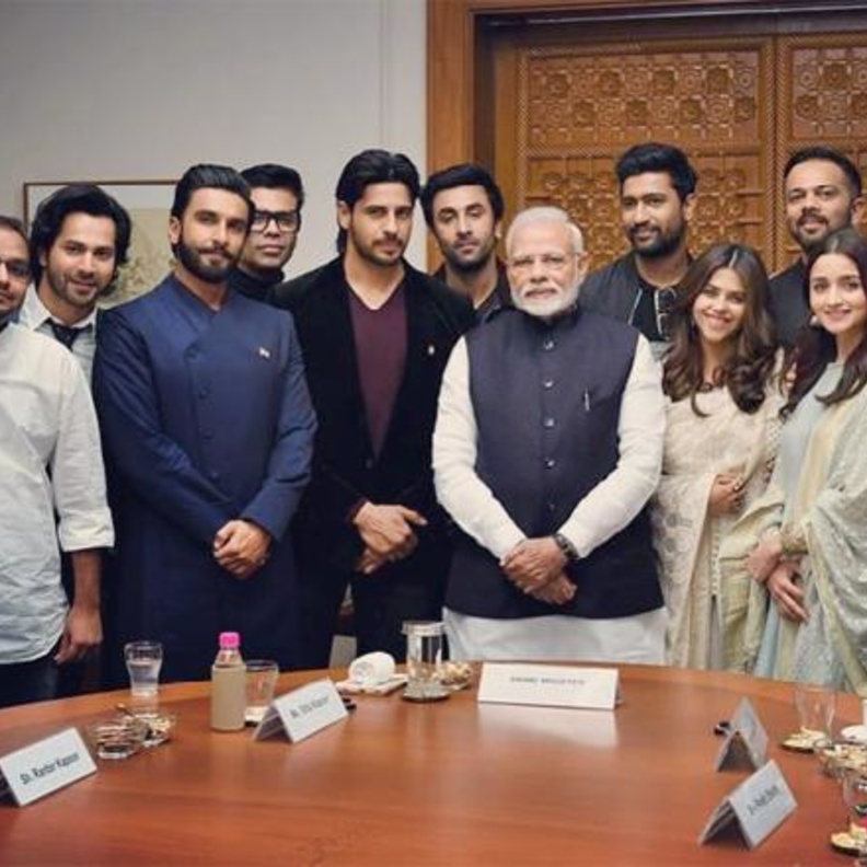 نجوم بوليوود في مقابلة جديدة مع رئيس وزراء الهند