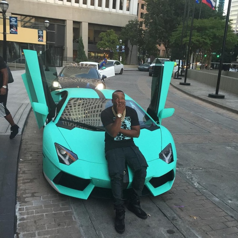 تايجا (Tyga) وسيارته الريج روفر