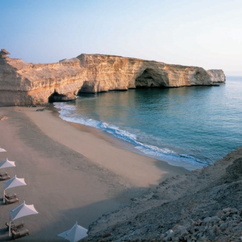 موقع مذهل يطلّ على خليج عمان