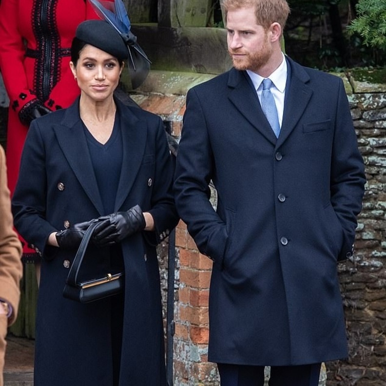 الأمير هاري يشعر بأنه مسئول عن "تعاسة ميغان" ويخشى عليها من مصير والدته؟