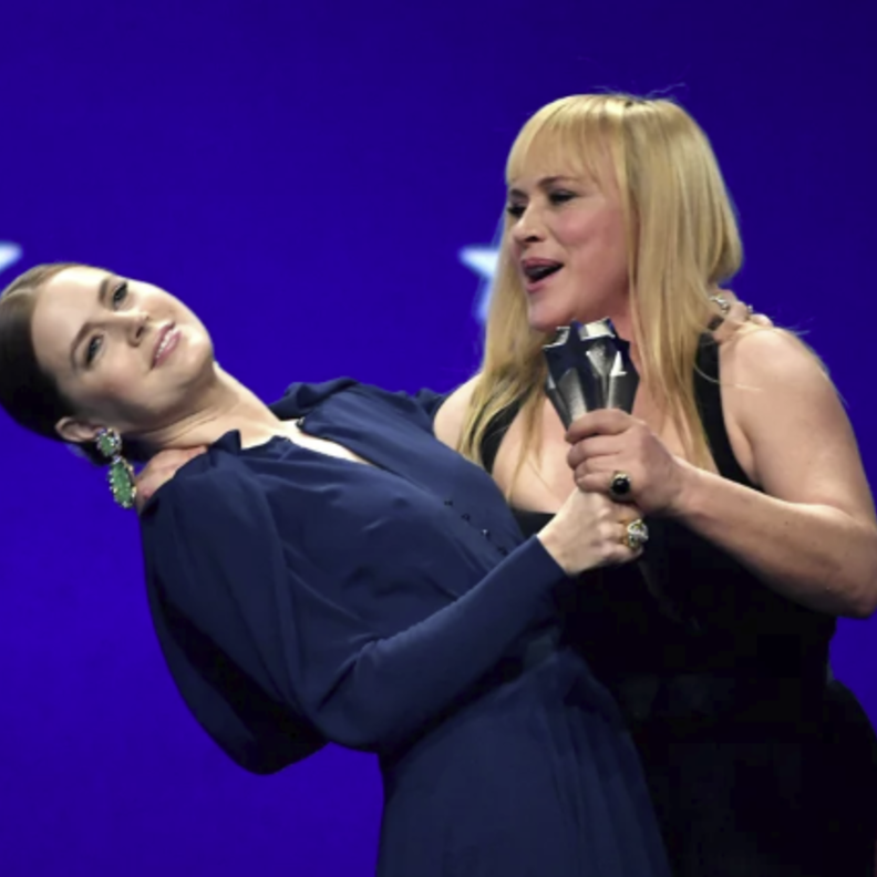 باتريشيا أركيت وإيمي آدامز تتشاركن الجائزة نفسها في Critics Choice Awards 2019 