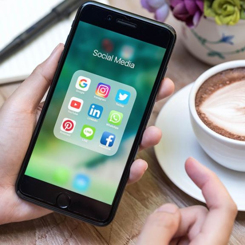 مواقع التواصل الاجتماعي تؤثر على قدرات الدماغ.